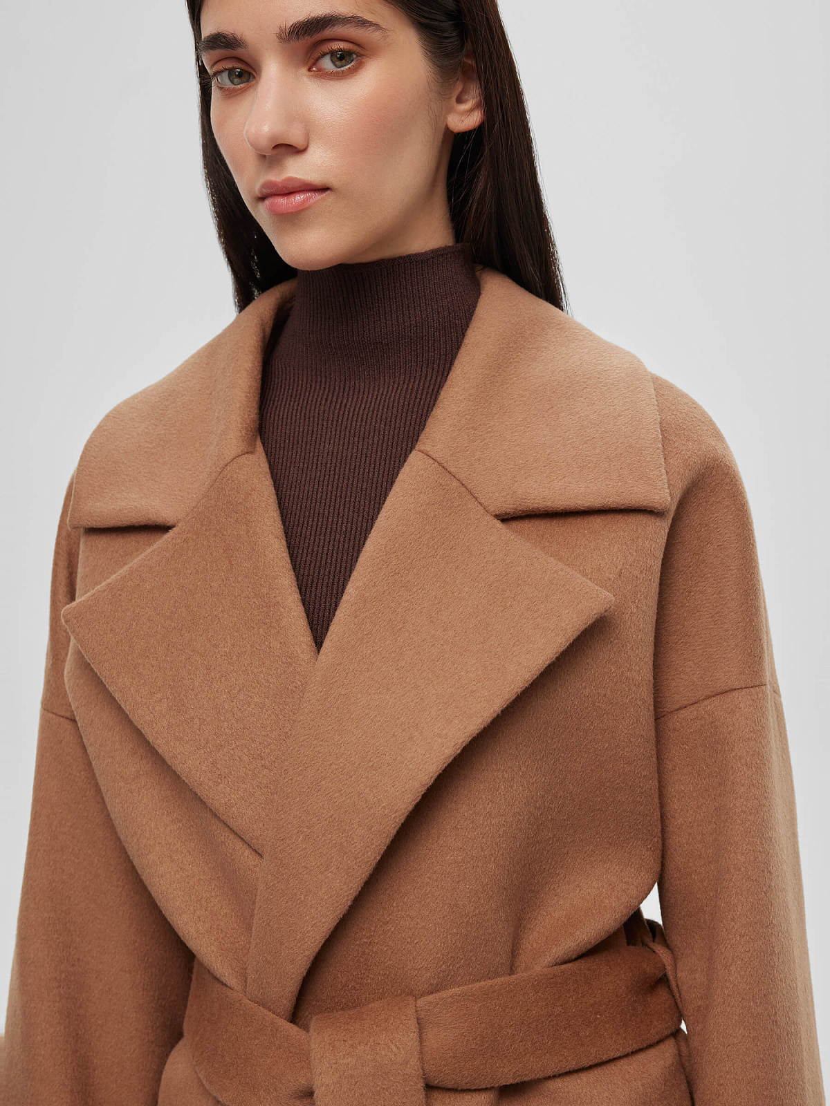 Пальто с объемными карманами и поясом, бежевый